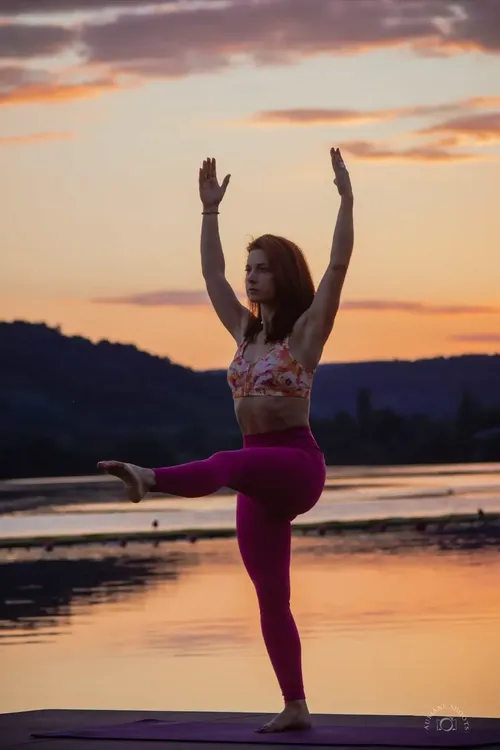 Posture de Pilates au coucher de soleil